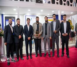 تقدیم لوح و تندیس یادبود شانزدهمین نمایشگاه ایران پلاست به مشارکت کنندگان 3