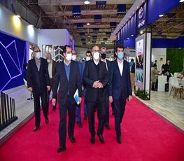 بازدیدمعاون وزیر نفت و مدیر عامل شرکت ملی صنایع پتروشیمی از غرفه سازندگان داخلی در سالن 38 بیست‌وپنجمین نمایشگاه صنعت نفت 10