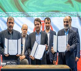 امضا تفاهم‌نامه سه‌جانبه همکاری ایجاد نخستین پارک شیمیایی کشور در حاشیه آخرین روز نمایشگاه بین‌المللی ایران‌پلاست امضا شد. 6