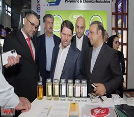 بازدید دکتر حسن عباس زاده معاون وزیر نفت و مدیرعامل شرکت ملی صنایع پتروشیمی در روز سوم از نوزدهمین نمایشگاه بین المللی ایران پلاست (2) 41