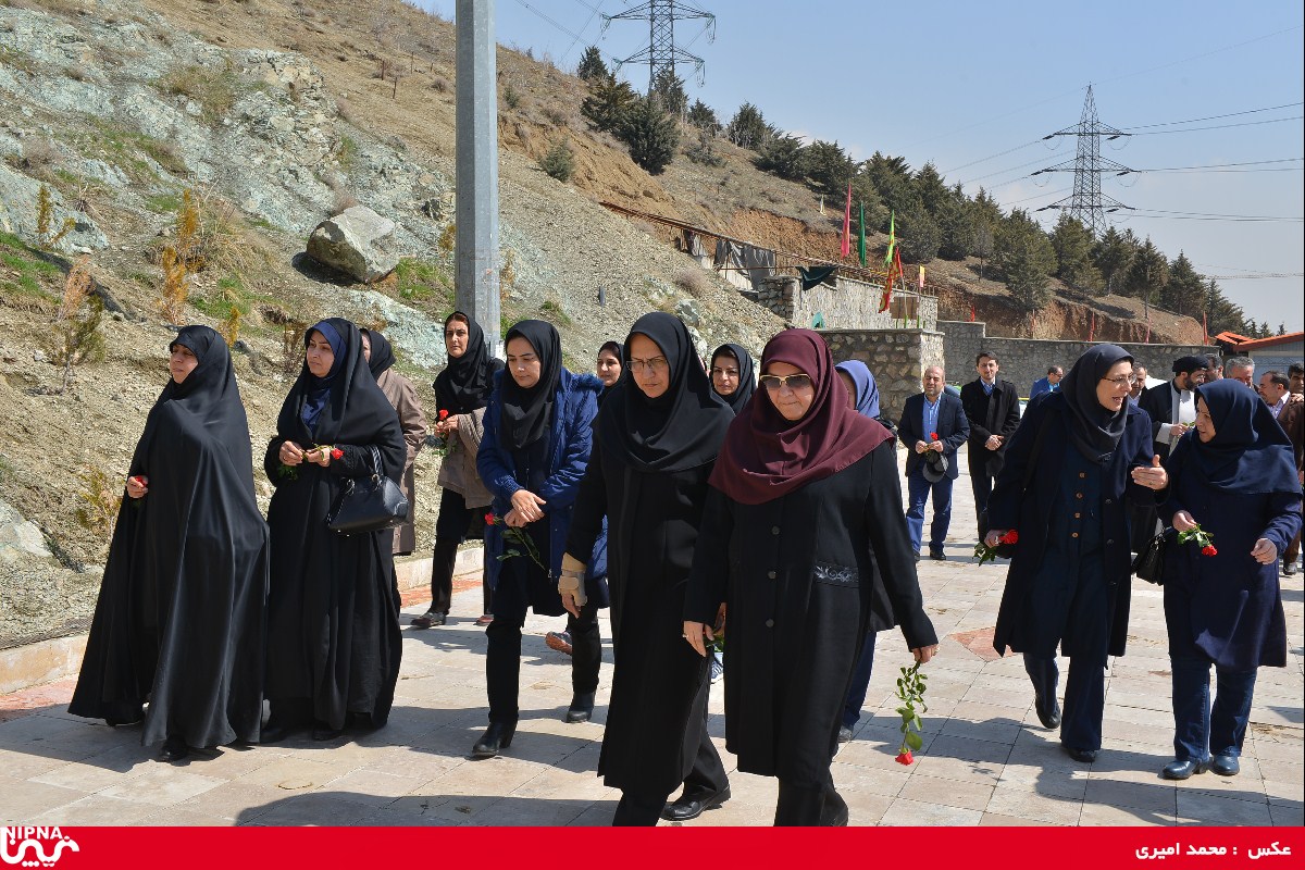 بزرگداشت روز شهدا توسط کارکنان شرکت ملی صنایع پتروشیمی – کهف الشهدا یکشنبه  22/12/95 2