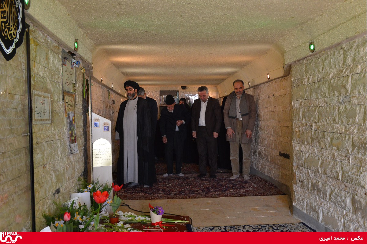 بزرگداشت روز شهدا توسط کارکنان شرکت ملی صنایع پتروشیمی – کهف الشهدا یکشنبه  22/12/95 16