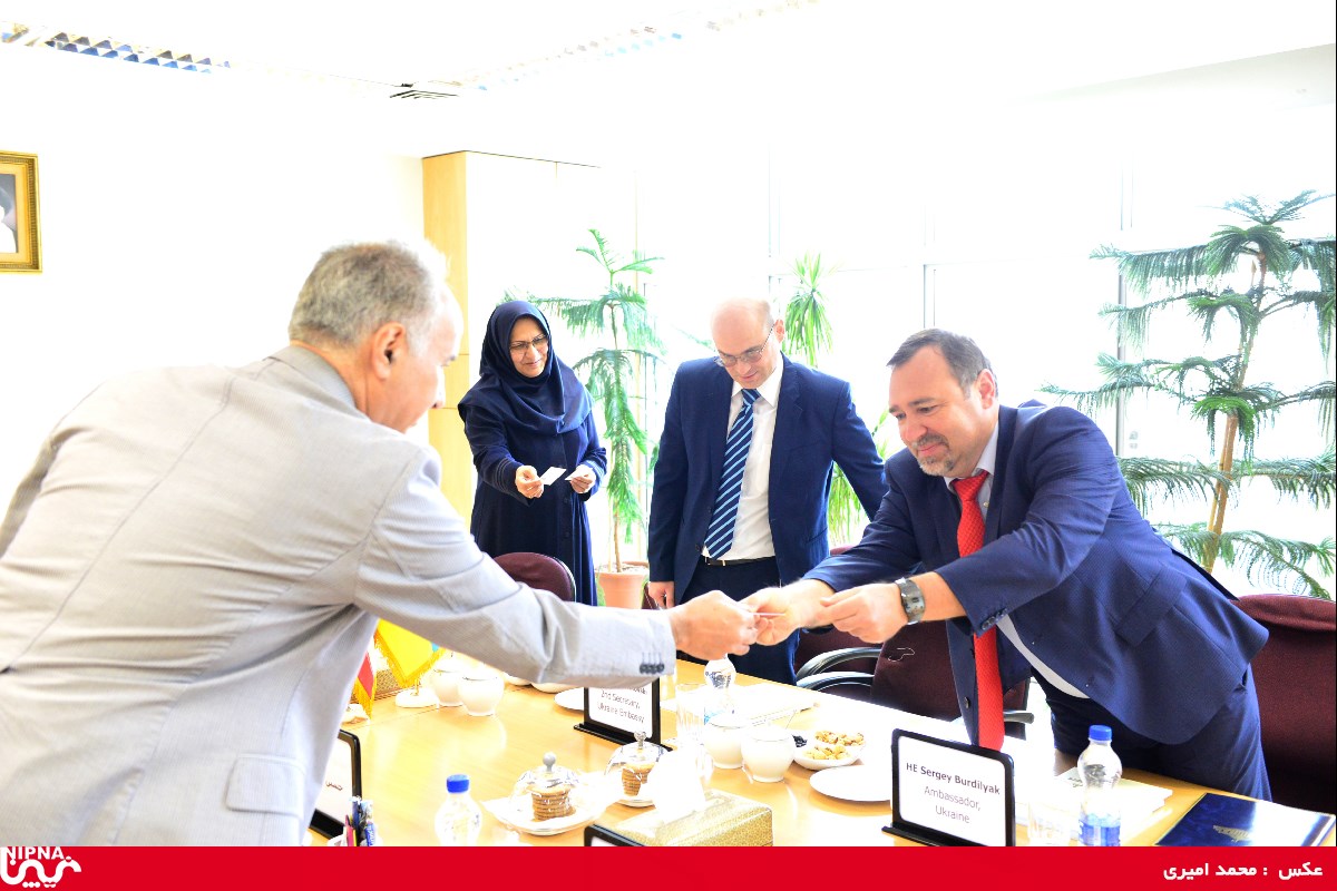 دیدار سفیر اوکراین با معاون وزیر نفت و مدیرعامل شرکت ملی صنایع پتروشیمی 96/5/23 2