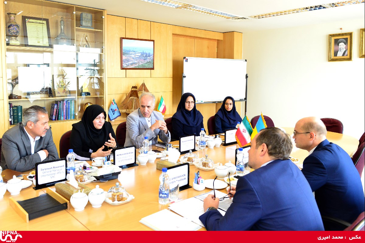 دیدار سفیر اوکراین با معاون وزیر نفت و مدیرعامل شرکت ملی صنایع پتروشیمی 96/5/23 13