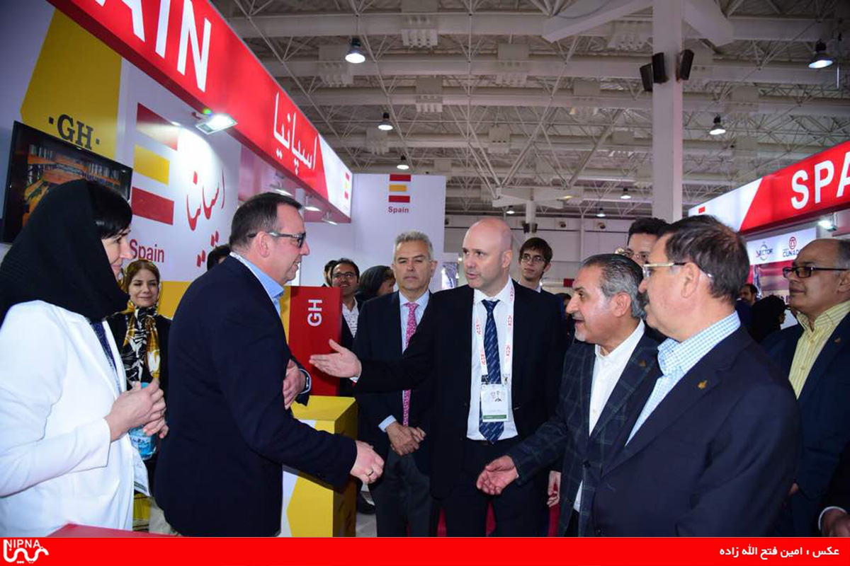 چهارمین روز برگزاری بیست و سومین نمایشگاه بین المللی نفت، گاز، پالایش و پتروشیمی 97/2/19 52