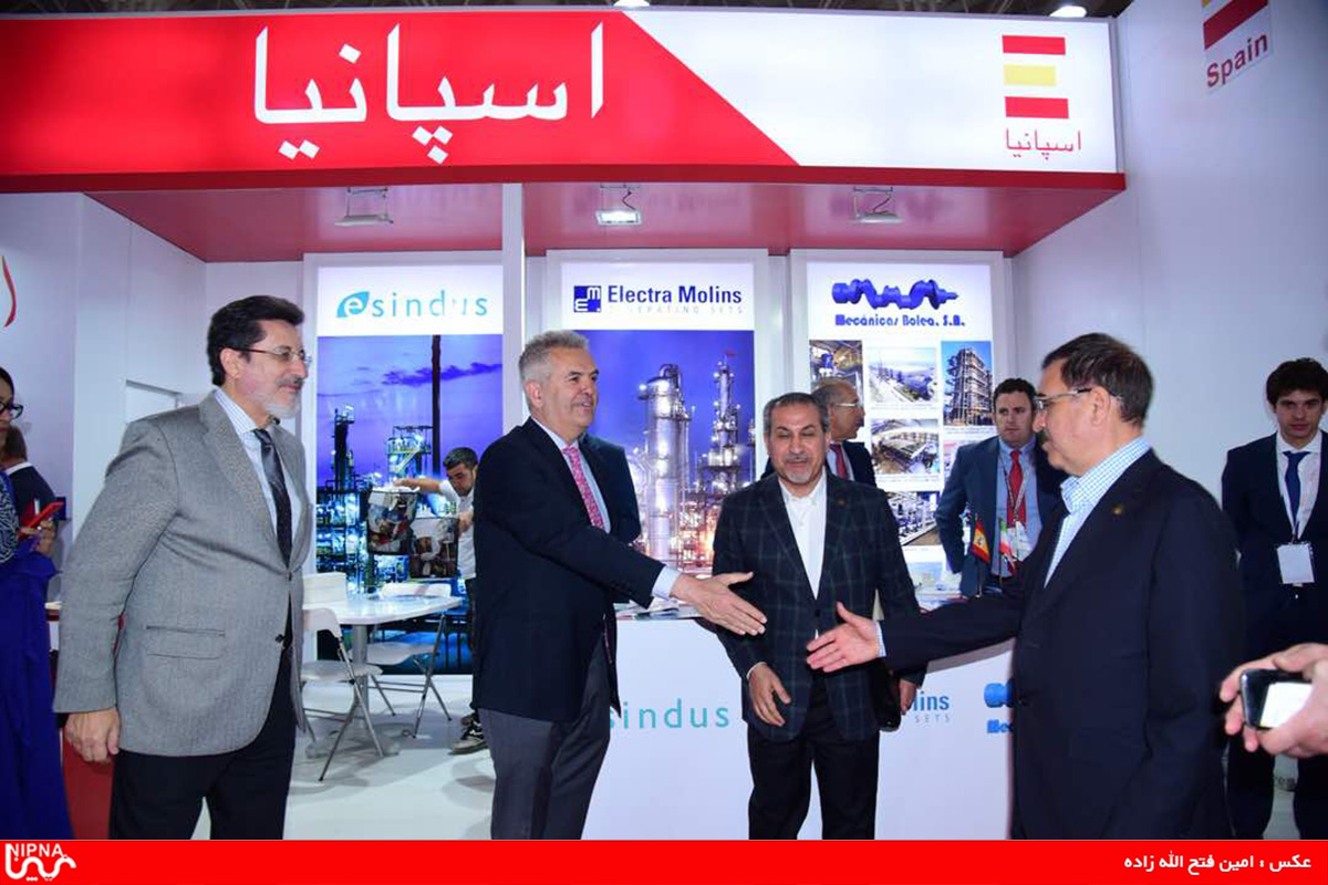 چهارمین روز برگزاری بیست و سومین نمایشگاه بین المللی نفت، گاز، پالایش و پتروشیمی 97/2/19 54