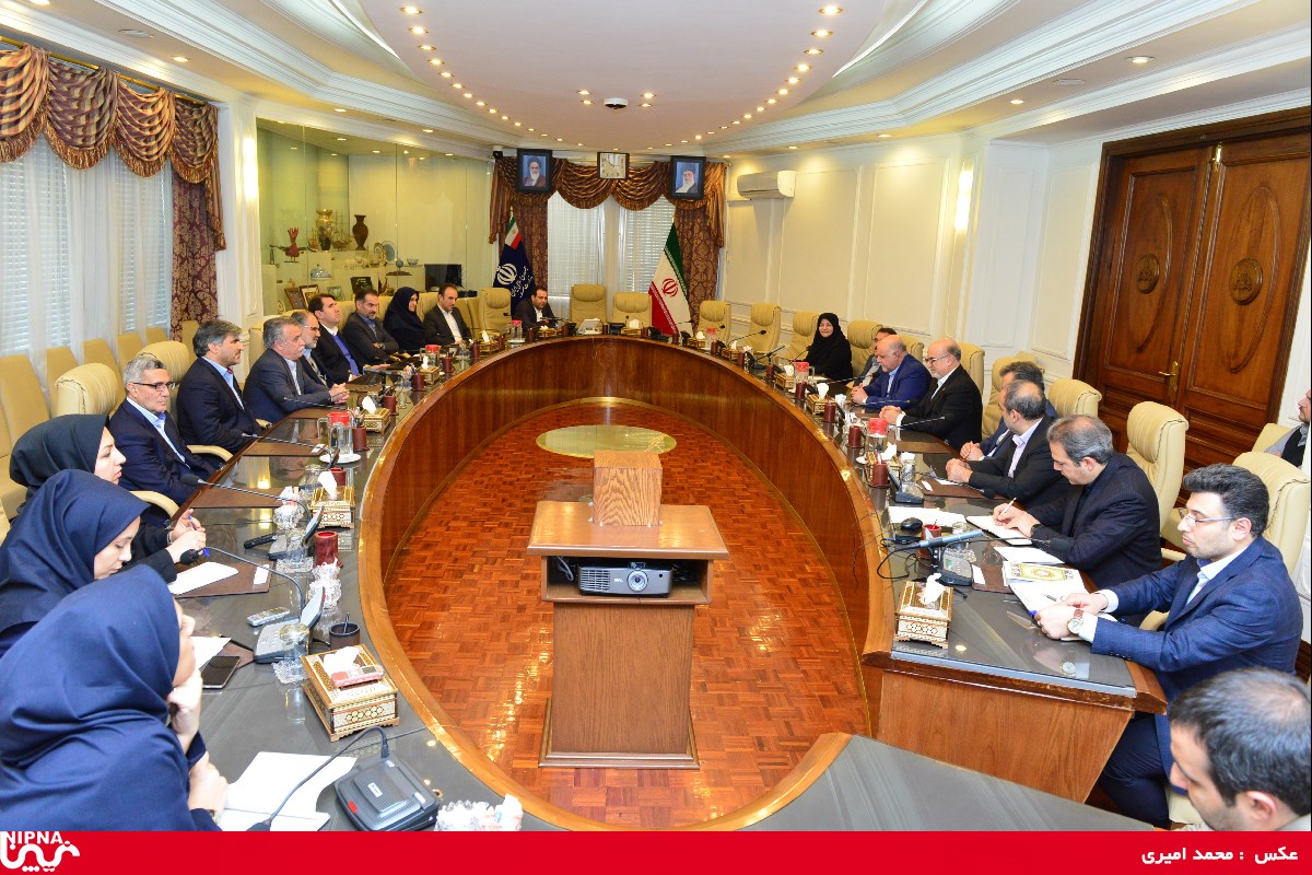 دیدار وزیر نفت با دو معاون پیشین و جدید خود و جمعی از مدیران پتروشیمی – 97/8/30 2