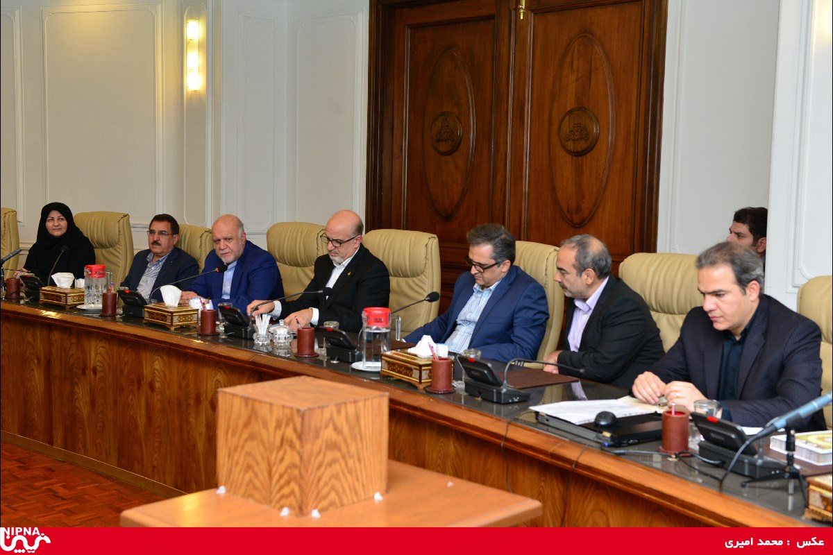 دیدار وزیر نفت با دو معاون پیشین و جدید خود و جمعی از مدیران پتروشیمی – 97/8/30 3