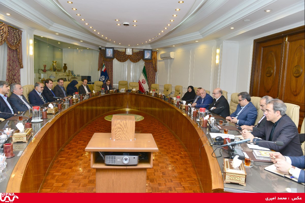 دیدار وزیر نفت با دو معاون پیشین و جدید خود و جمعی از مدیران پتروشیمی – 97/8/30 5