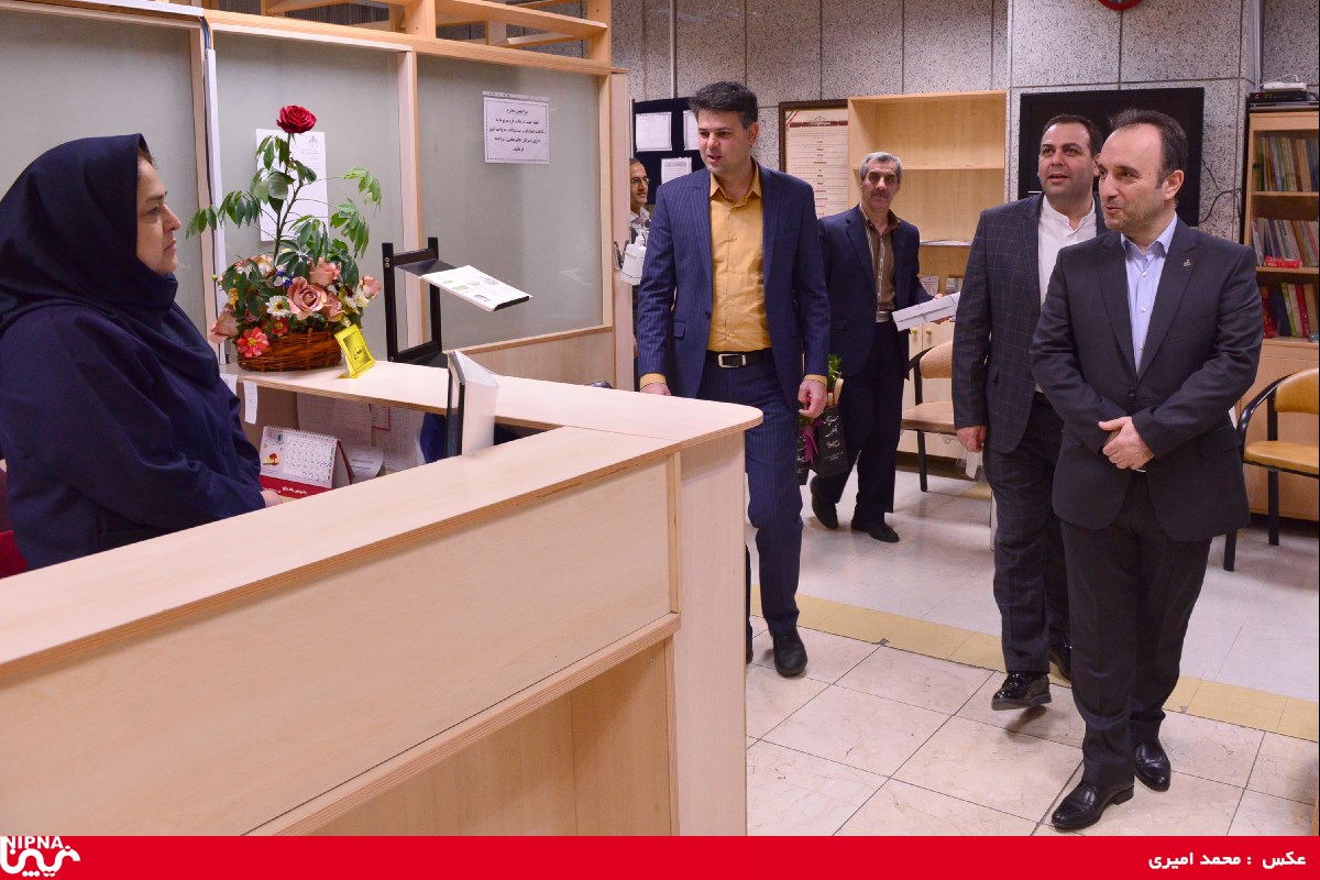 تجلیل مدیر منابع انسانی از کادر پزشکی و پرستاری درمانگاه غدیر به مناسبت روز پرستار- 97/10/22 1