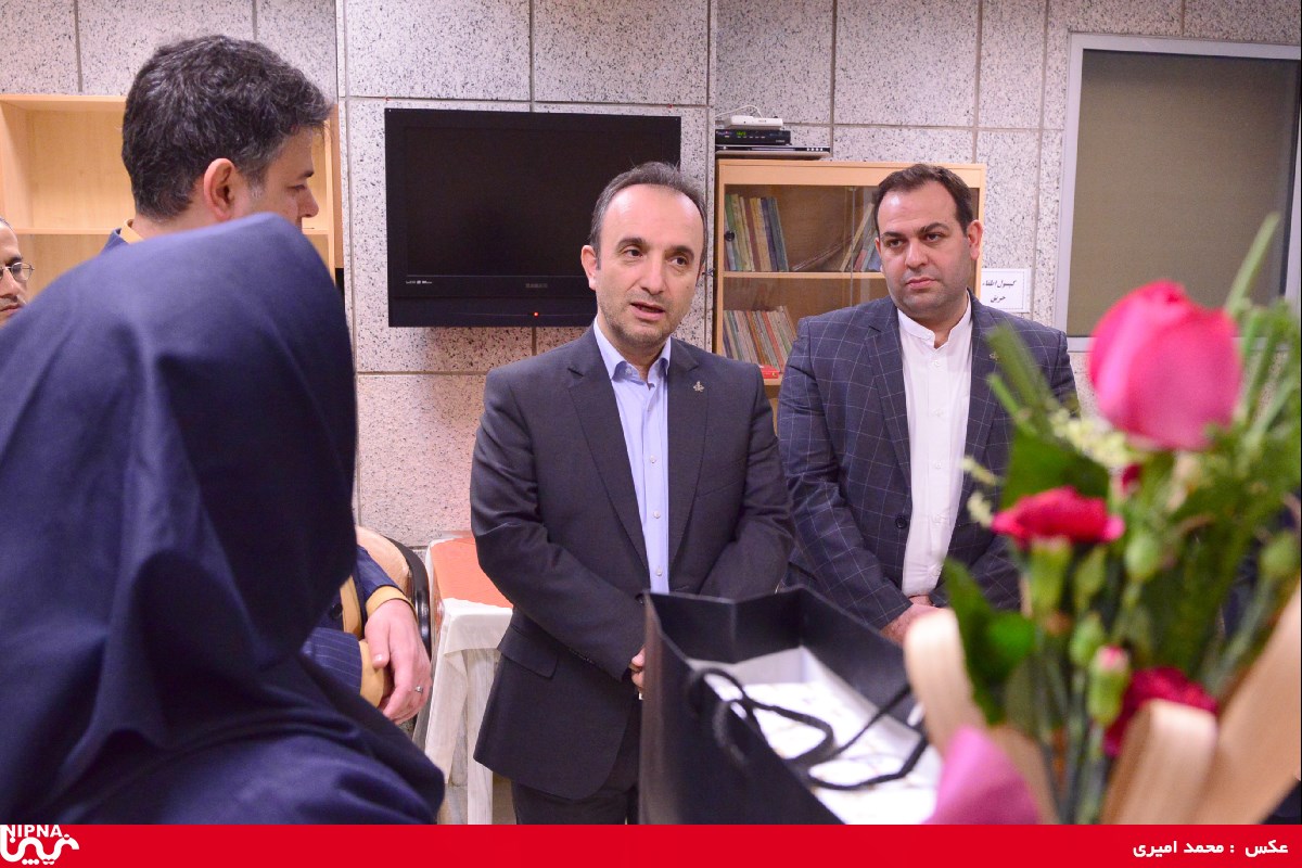 تجلیل مدیر منابع انسانی از کادر پزشکی و پرستاری درمانگاه غدیر به مناسبت روز پرستار- 97/10/22 8