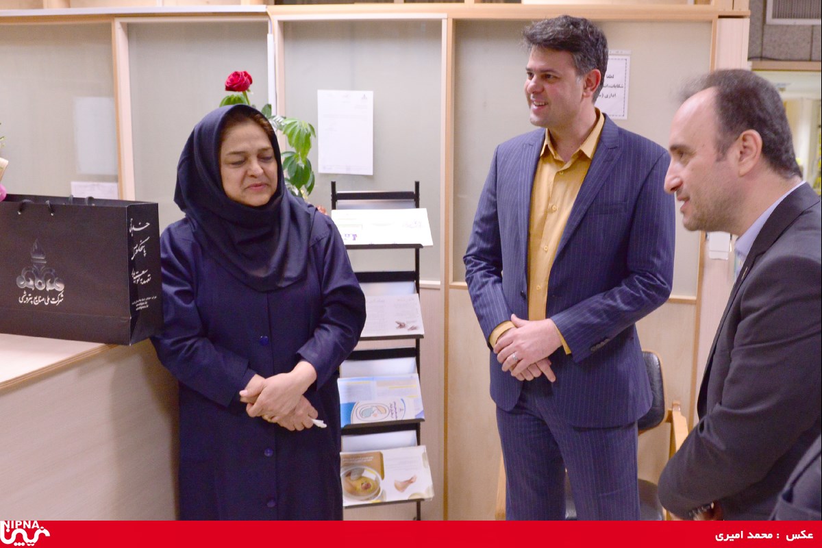 تجلیل مدیر منابع انسانی از کادر پزشکی و پرستاری درمانگاه غدیر به مناسبت روز پرستار- 97/10/22 10