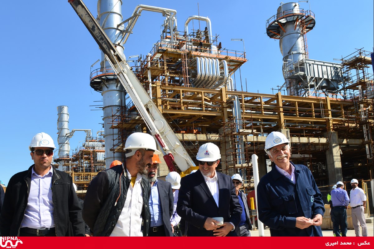 بازدید معاون وزیر نفت و مدیرعامل شرکت ملی صنایع پتروشیمی از  روند  پیشرفت طرح پالایش گاز بید بلند خلیج فارس  - 97/12/13 6