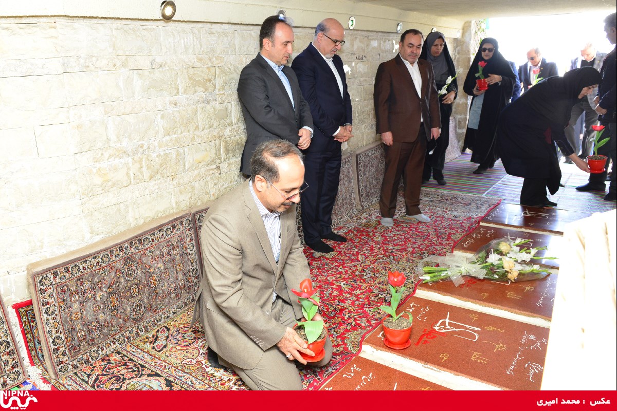 بزرگداشت روز شهداء با حضور مدیرعامل، مدیران و جمعی از کارکنان شرکت ملی صنایع پتروشیمی-97/12/22 4