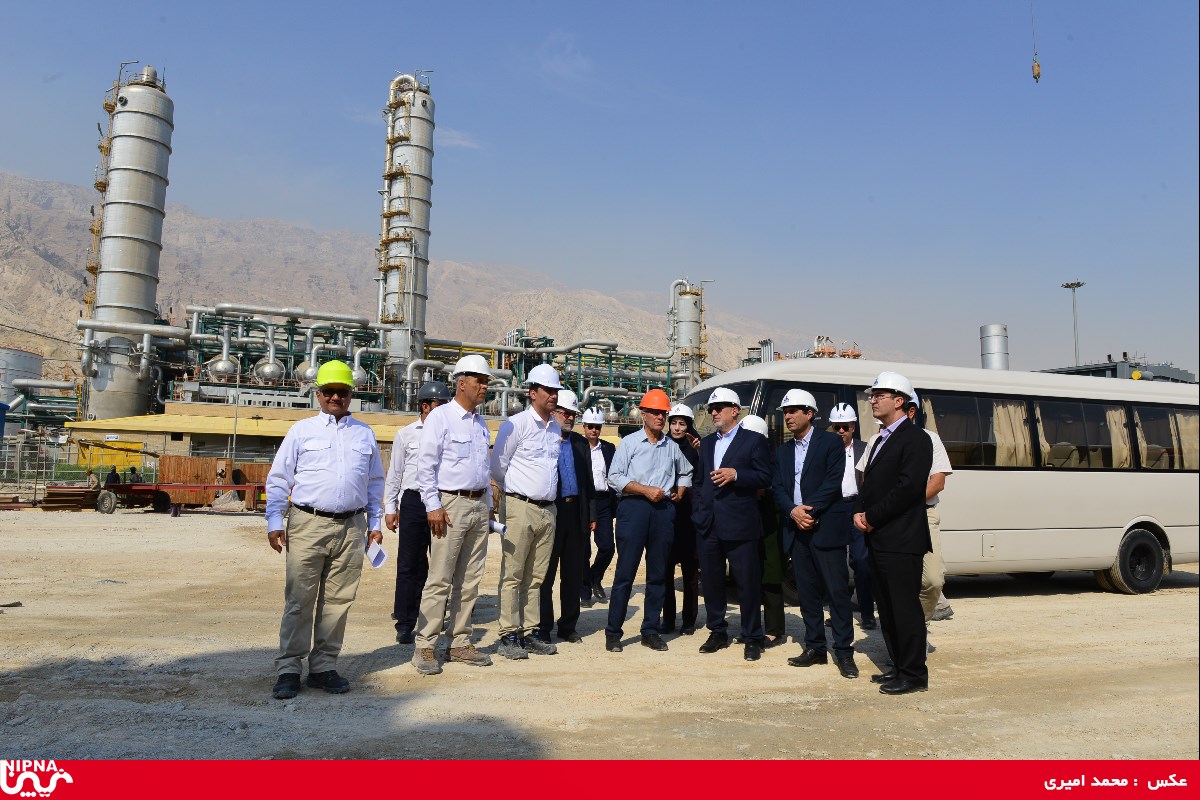 بازدید معاون وزیر نفت و مدیرعامل شرکت ملی صنایع پتروشیمی از روند  پیشرفت طرح های پتروشیمی پارس فنل، دی پلیمرآرین و پترو پالایش کنگان - 98/2/31 11