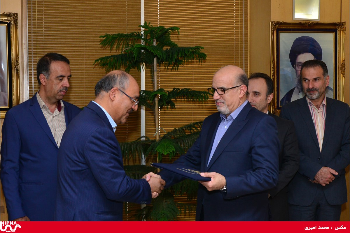 آیین معارفه سرپرست جدید مدیریت برنامه ریزی و توسعه شرکت ملی صنایع پتروشیمی – 98/5/2 24