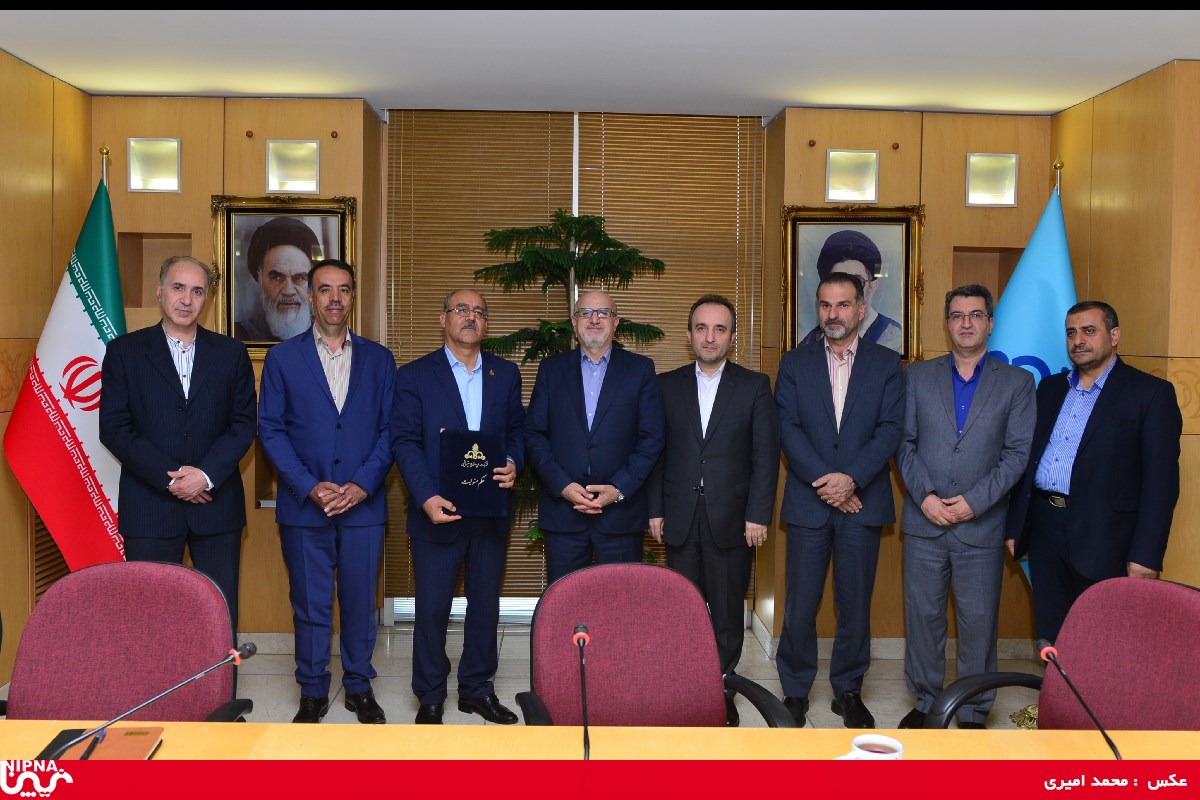 آیین معارفه سرپرست جدید مدیریت برنامه ریزی و توسعه شرکت ملی صنایع پتروشیمی – 98/5/2 25