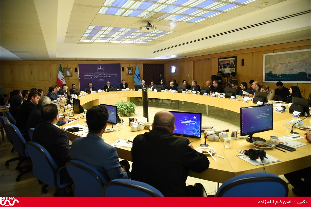 نشست هم‌اندیشی تولیدکنندگان کاتالیست‌های صنعت پتروشیمی با مدیر عامل شرکت ملی صنایع پتروشیمی 8