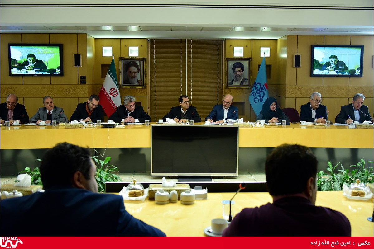 جلسه هم اندیشی روسا و مدیران تشکل های صنایع پایین دستی با مدیر عامل شرکت ملی صنایع پتروشیمی 4