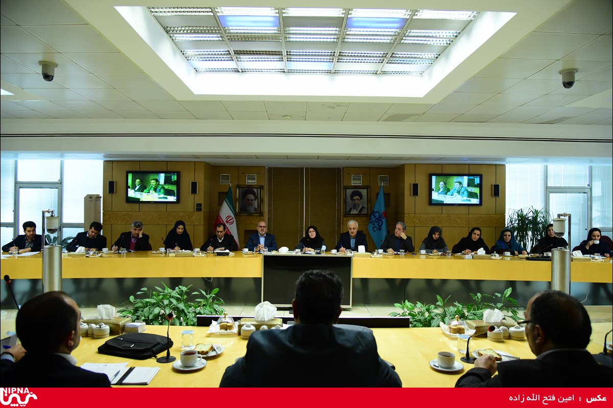 نشست معاون وزیر نفت با مدیران عامل بنگاه های تولیدی فعال درصنایع پایین دستی پتروشیمی  1