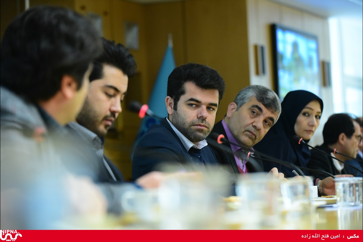 نشست معاون وزیر نفت با مدیران عامل بنگاه های تولیدی فعال درصنایع پایین دستی پتروشیمی  5