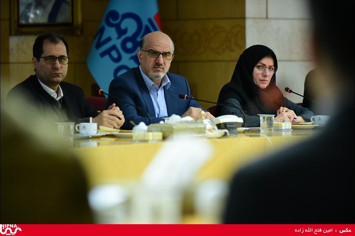 نشست معاون وزیر نفت با مدیران عامل بنگاه های تولیدی فعال درصنایع پایین دستی پتروشیمی  9