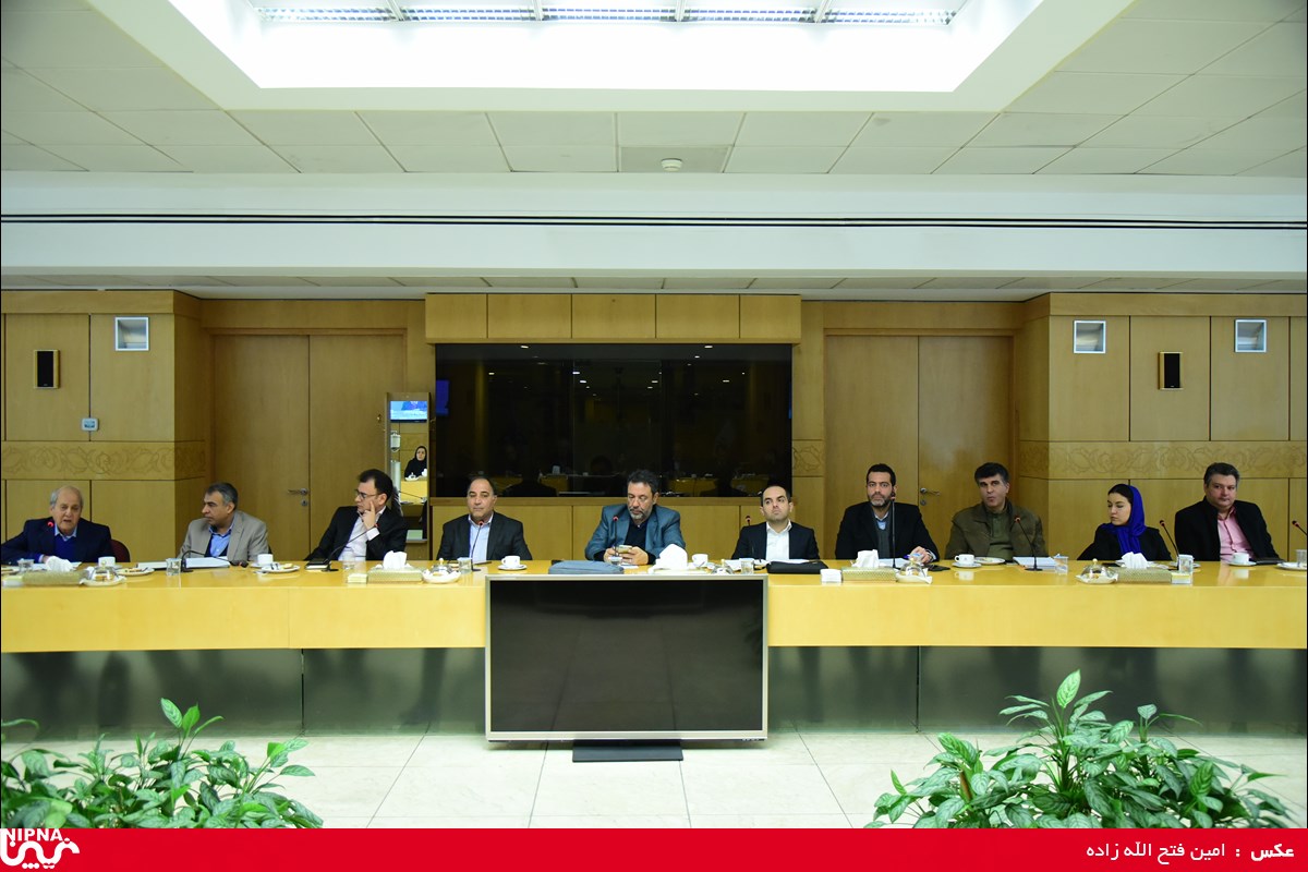 نشست معاون وزیر نفت با مدیران عامل بنگاه های تولیدی فعال درصنایع پایین دستی پتروشیمی  13