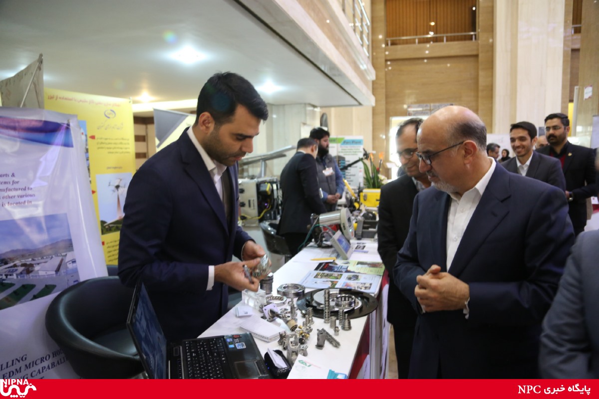 بازدید معاون وزیر نفت ومدیر عامل شرکت ملی صنایع پتروشیمی از نمایشگاه شرکت‌های دانش‌بنیان و استارت‌آپ‌های صنعت نفت 30