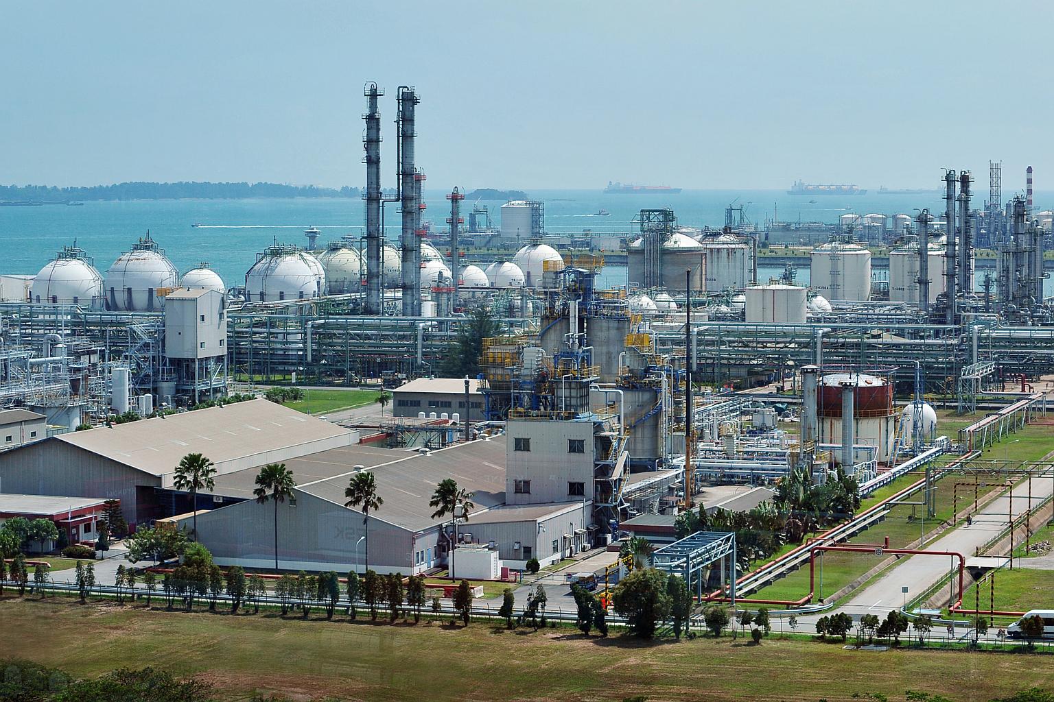Отрасли малайзии. Сингапурский нефтеперерабатывающий завод. Промышленная зона Сингапура Джуронг. Сингапур нефтепереработка. Химическая промышленность в Сингапуре.