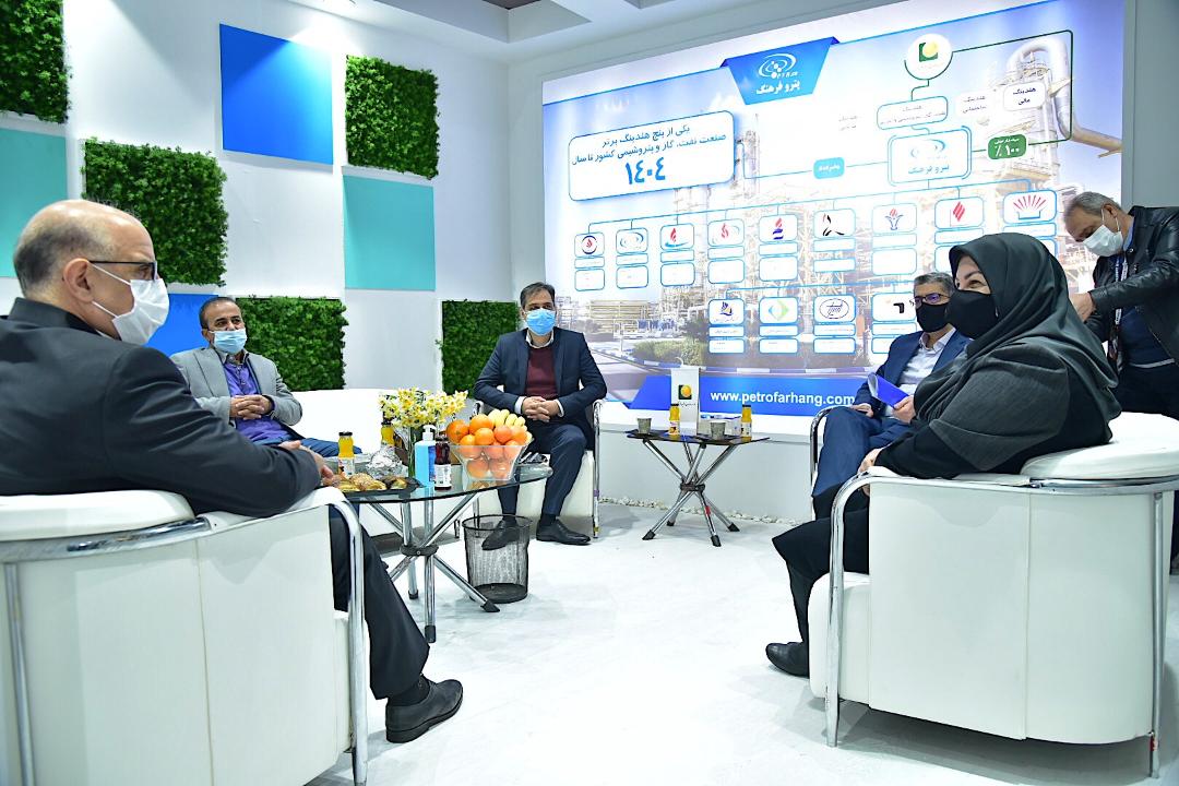 بازدیدبهزاد محمدی معاون وزیر نفت و مدیر عامل شرکت ملی صنایع پتروشیمی از سالن 14 و 15 بیست و پنجمین نمایشگاه بین المللی صنعت نفت 7