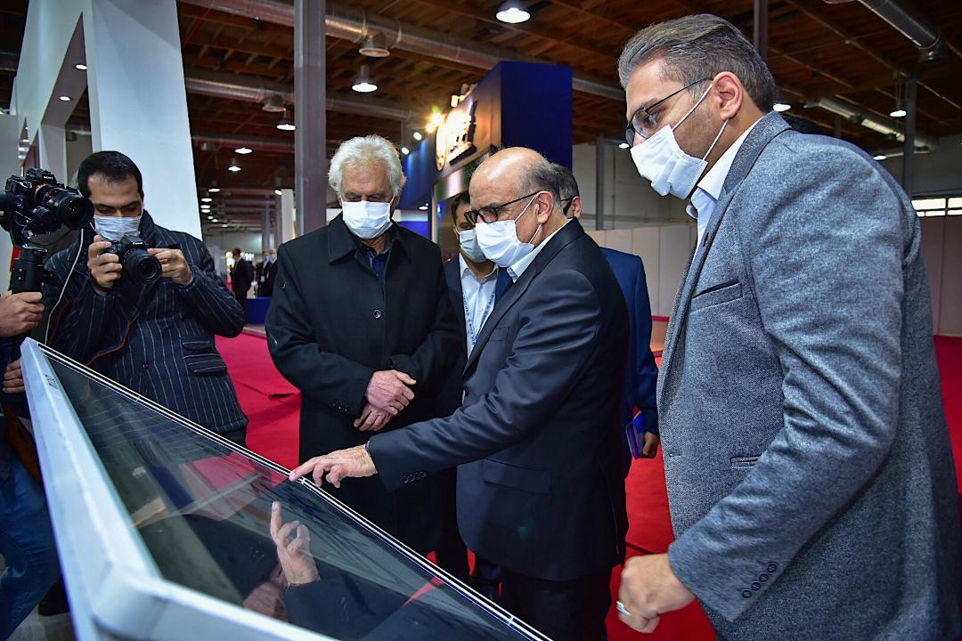 بازدیدبهزاد محمدی معاون وزیر نفت و مدیر عامل شرکت ملی صنایع پتروشیمی از سالن 14 و 15 بیست و پنجمین نمایشگاه بین المللی صنعت نفت 8