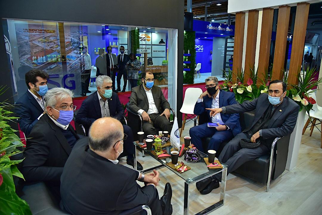 بازدیدبهزاد محمدی معاون وزیر نفت و مدیر عامل شرکت ملی صنایع پتروشیمی از سالن 14 و 15 بیست و پنجمین نمایشگاه بین المللی صنعت نفت 7