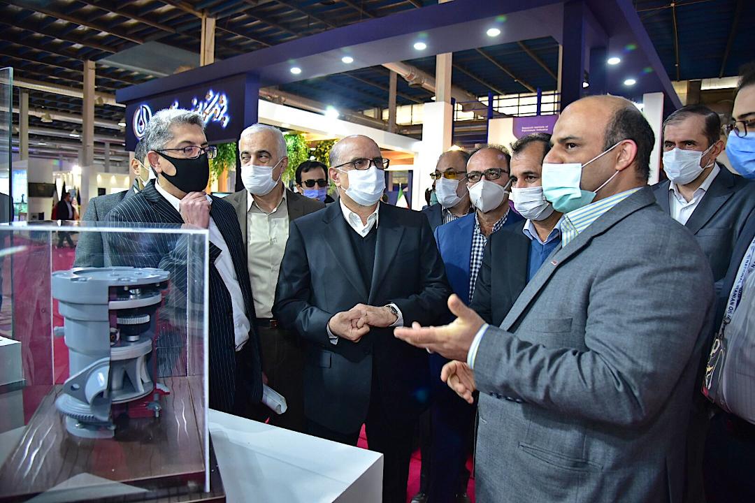 بازدید بهزاد محمدی معاون وزیر نفت و مدیر عامل شرکت ملی صنایع پتروشیمی امروز (شنبه، چهارم بهمن‌ماه) از غرفه شرکت‌های دانش‌بنیان و استارت‌آپ حاضر در سالن‌های ۱۰ و ۱۱  بیست‌وپنجمین نمایشگاه صنعت نفت 1