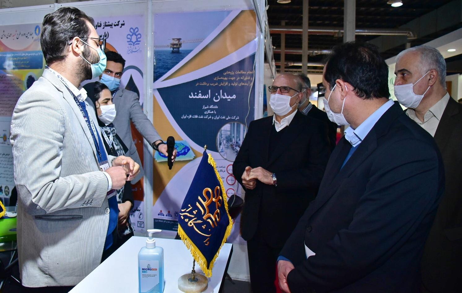 بازدید بهزاد محمدی معاون وزیر نفت و مدیر عامل شرکت ملی صنایع پتروشیمی امروز (شنبه، چهارم بهمن‌ماه) از غرفه شرکت‌های دانش‌بنیان و استارت‌آپ حاضر در سالن‌های ۱۰ و ۱۱  بیست‌وپنجمین نمایشگاه صنعت نفت 3