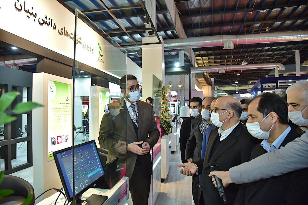 بازدید بهزاد محمدی معاون وزیر نفت و مدیر عامل شرکت ملی صنایع پتروشیمی امروز (شنبه، چهارم بهمن‌ماه) از غرفه شرکت‌های دانش‌بنیان و استارت‌آپ حاضر در سالن‌های ۱۰ و ۱۱  بیست‌وپنجمین نمایشگاه صنعت نفت 4