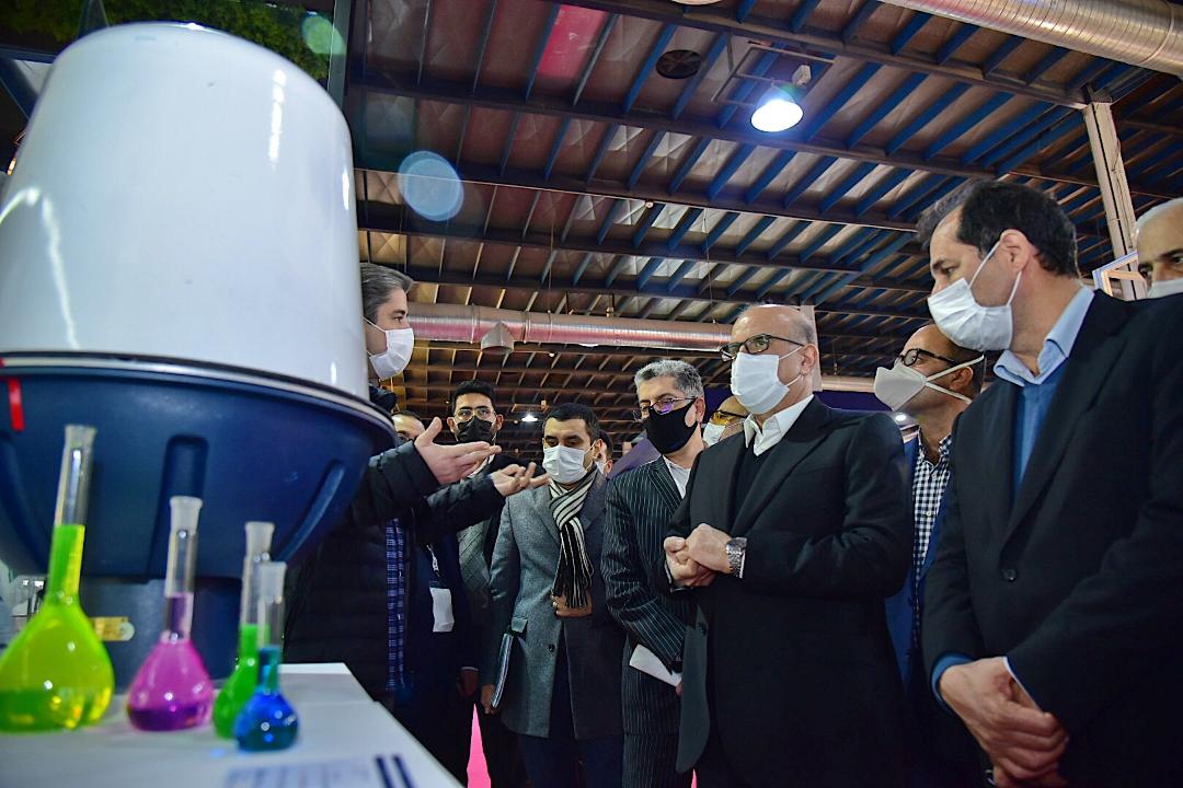 بازدید بهزاد محمدی معاون وزیر نفت و مدیر عامل شرکت ملی صنایع پتروشیمی امروز (شنبه، چهارم بهمن‌ماه) از غرفه شرکت‌های دانش‌بنیان و استارت‌آپ حاضر در سالن‌های ۱۰ و ۱۱  بیست‌وپنجمین نمایشگاه صنعت نفت 5