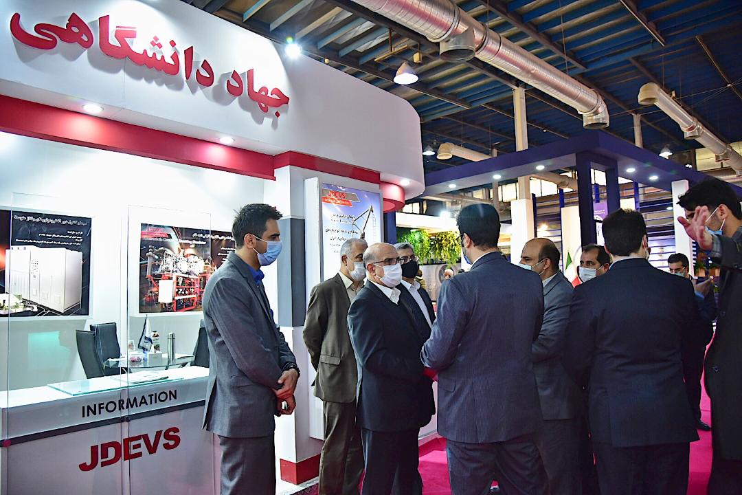 بازدید بهزاد محمدی معاون وزیر نفت و مدیر عامل شرکت ملی صنایع پتروشیمی امروز (شنبه، چهارم بهمن‌ماه) از غرفه شرکت‌های دانش‌بنیان و استارت‌آپ حاضر در سالن‌های ۱۰ و ۱۱  بیست‌وپنجمین نمایشگاه صنعت نفت 6