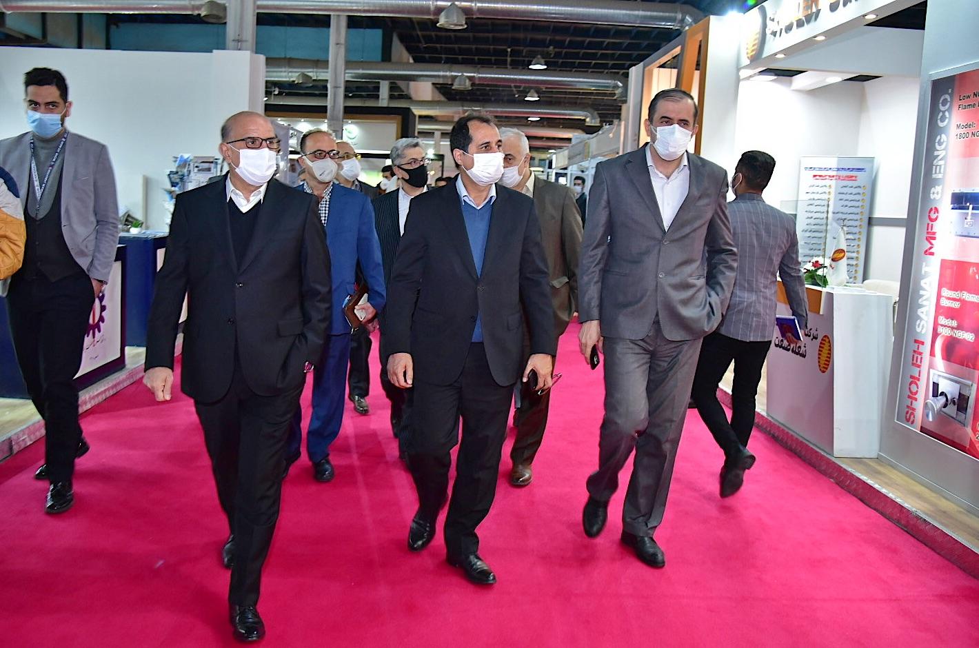 بازدید بهزاد محمدی معاون وزیر نفت و مدیر عامل شرکت ملی صنایع پتروشیمی امروز (شنبه، چهارم بهمن‌ماه) از غرفه شرکت‌های دانش‌بنیان و استارت‌آپ حاضر در سالن‌های ۱۰ و ۱۱  بیست‌وپنجمین نمایشگاه صنعت نفت 7