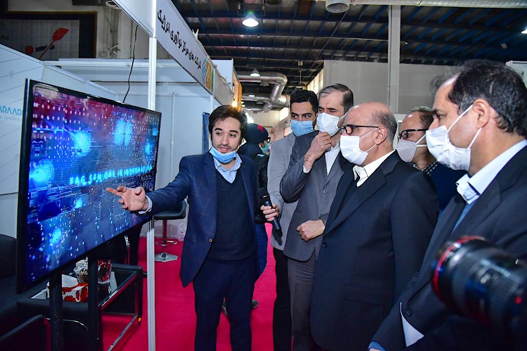 بازدید بهزاد محمدی معاون وزیر نفت و مدیر عامل شرکت ملی صنایع پتروشیمی امروز (شنبه، چهارم بهمن‌ماه) از غرفه شرکت‌های دانش‌بنیان و استارت‌آپ حاضر در سالن‌های ۱۰ و ۱۱  بیست‌وپنجمین نمایشگاه صنعت نفت 8