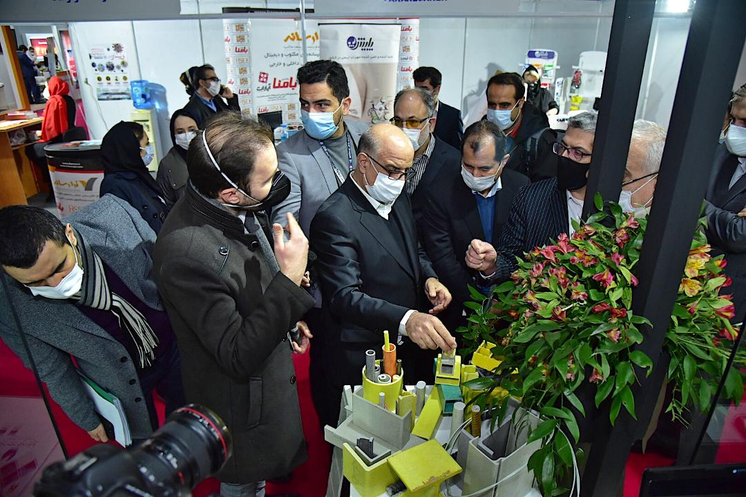 بازدید بهزاد محمدی معاون وزیر نفت و مدیر عامل شرکت ملی صنایع پتروشیمی امروز (شنبه، چهارم بهمن‌ماه) از غرفه شرکت‌های دانش‌بنیان و استارت‌آپ حاضر در سالن‌های ۱۰ و ۱۱  بیست‌وپنجمین نمایشگاه صنعت نفت 9