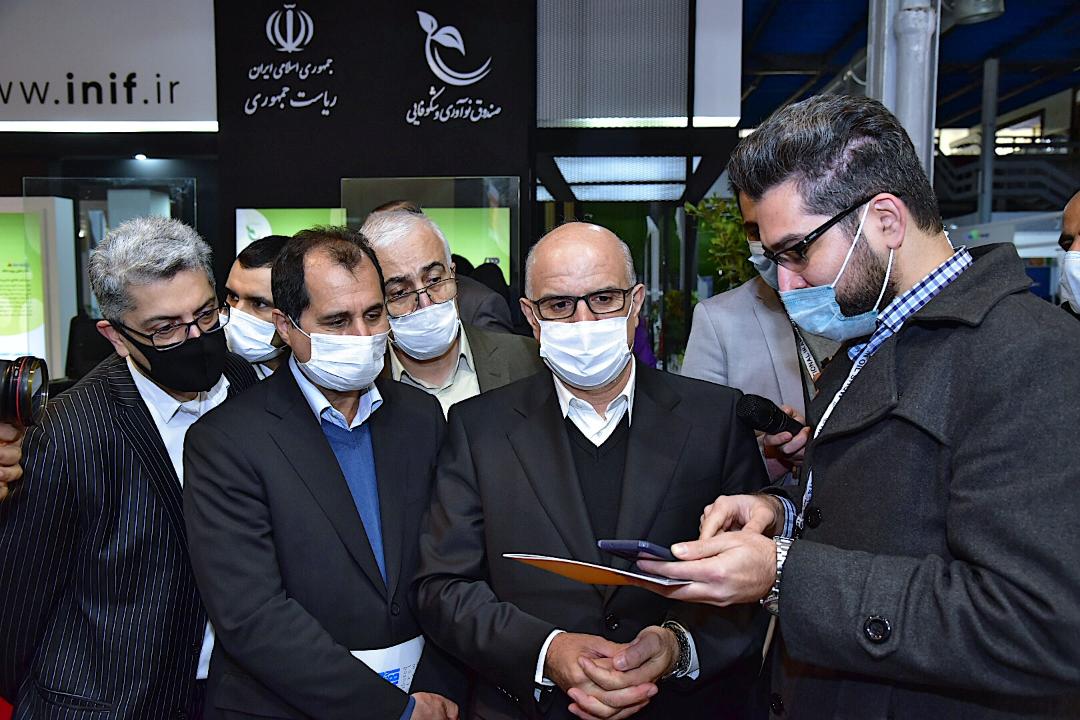 بازدید بهزاد محمدی معاون وزیر نفت و مدیر عامل شرکت ملی صنایع پتروشیمی امروز (شنبه، چهارم بهمن‌ماه) از غرفه شرکت‌های دانش‌بنیان و استارت‌آپ حاضر در سالن‌های ۱۰ و ۱۱  بیست‌وپنجمین نمایشگاه صنعت نفت 10