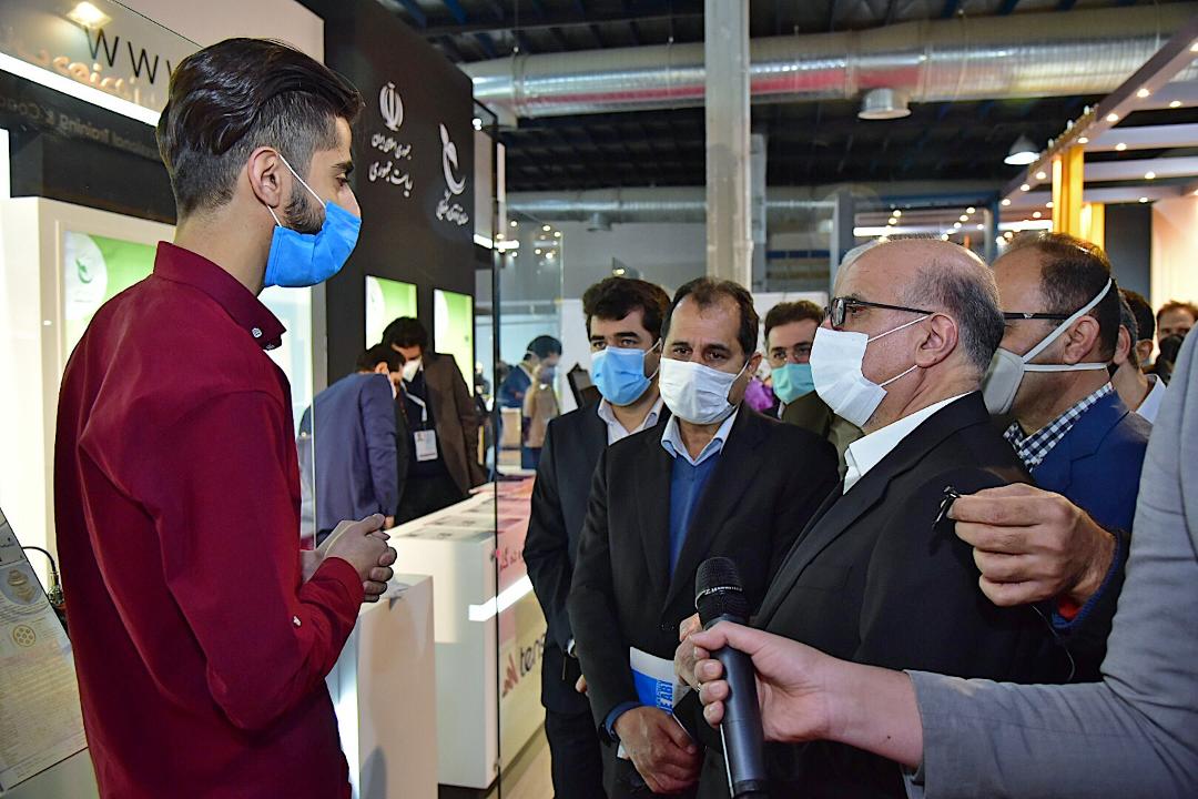 بازدید بهزاد محمدی معاون وزیر نفت و مدیر عامل شرکت ملی صنایع پتروشیمی امروز (شنبه، چهارم بهمن‌ماه) از غرفه شرکت‌های دانش‌بنیان و استارت‌آپ حاضر در سالن‌های ۱۰ و ۱۱  بیست‌وپنجمین نمایشگاه صنعت نفت 11