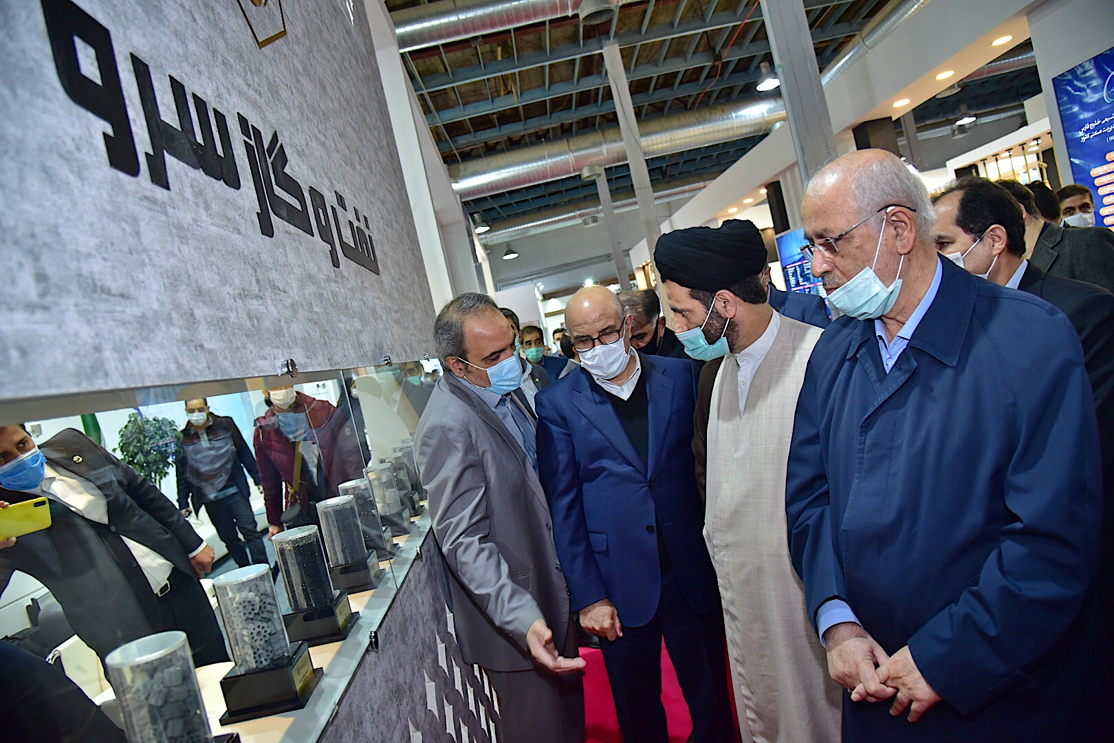 بازدید اعضای کمیسیون صنایع ومعادن مجلس شورای اسلامی از غرفه شرکت ملی صنایع پتروشیمی وسالن 14 و15 بیست وپنجمین نمایشگاه نفت 2