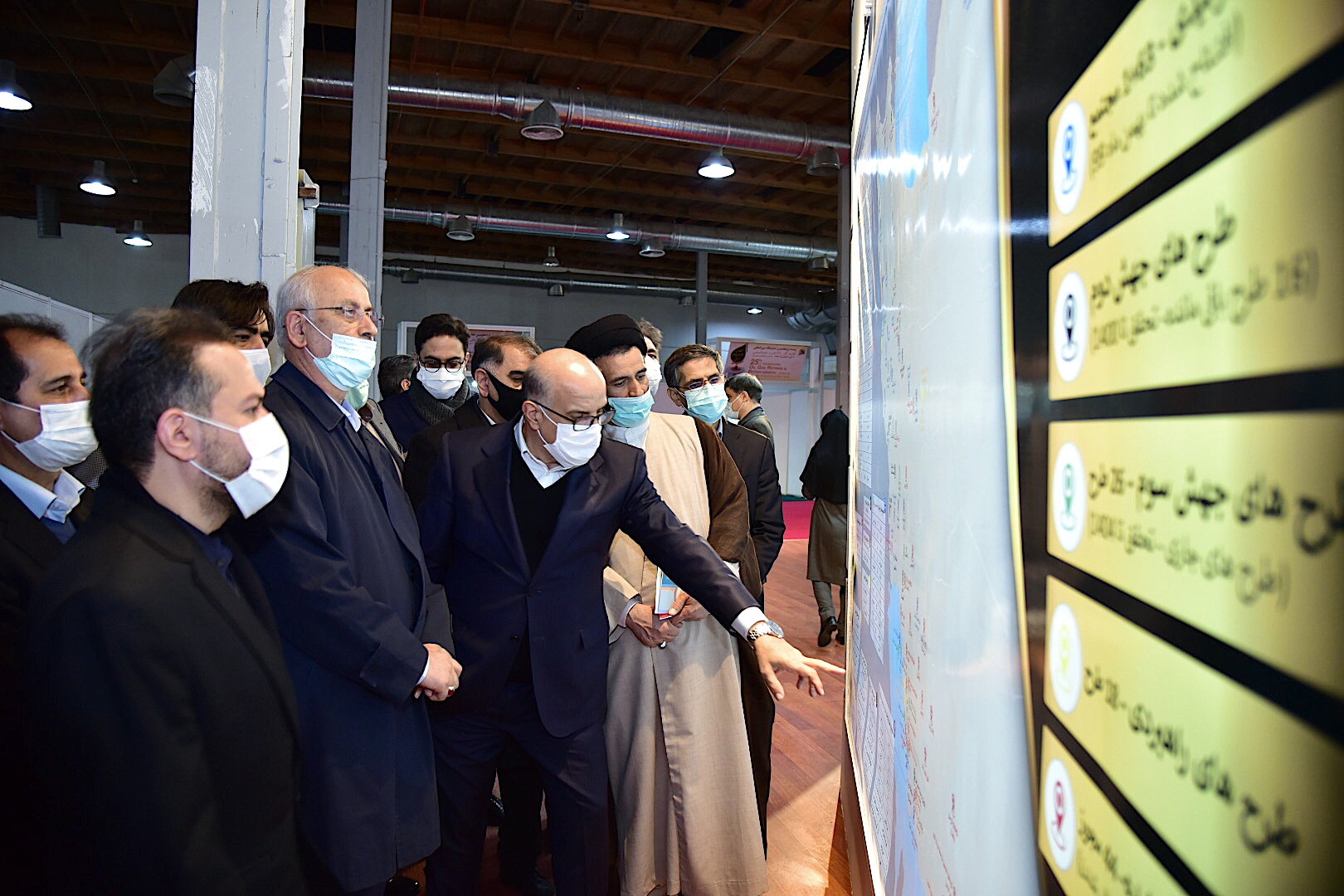 بازدید اعضای کمیسیون صنایع ومعادن مجلس شورای اسلامی از غرفه شرکت ملی صنایع پتروشیمی وسالن 14 و15 بیست وپنجمین نمایشگاه نفت 3