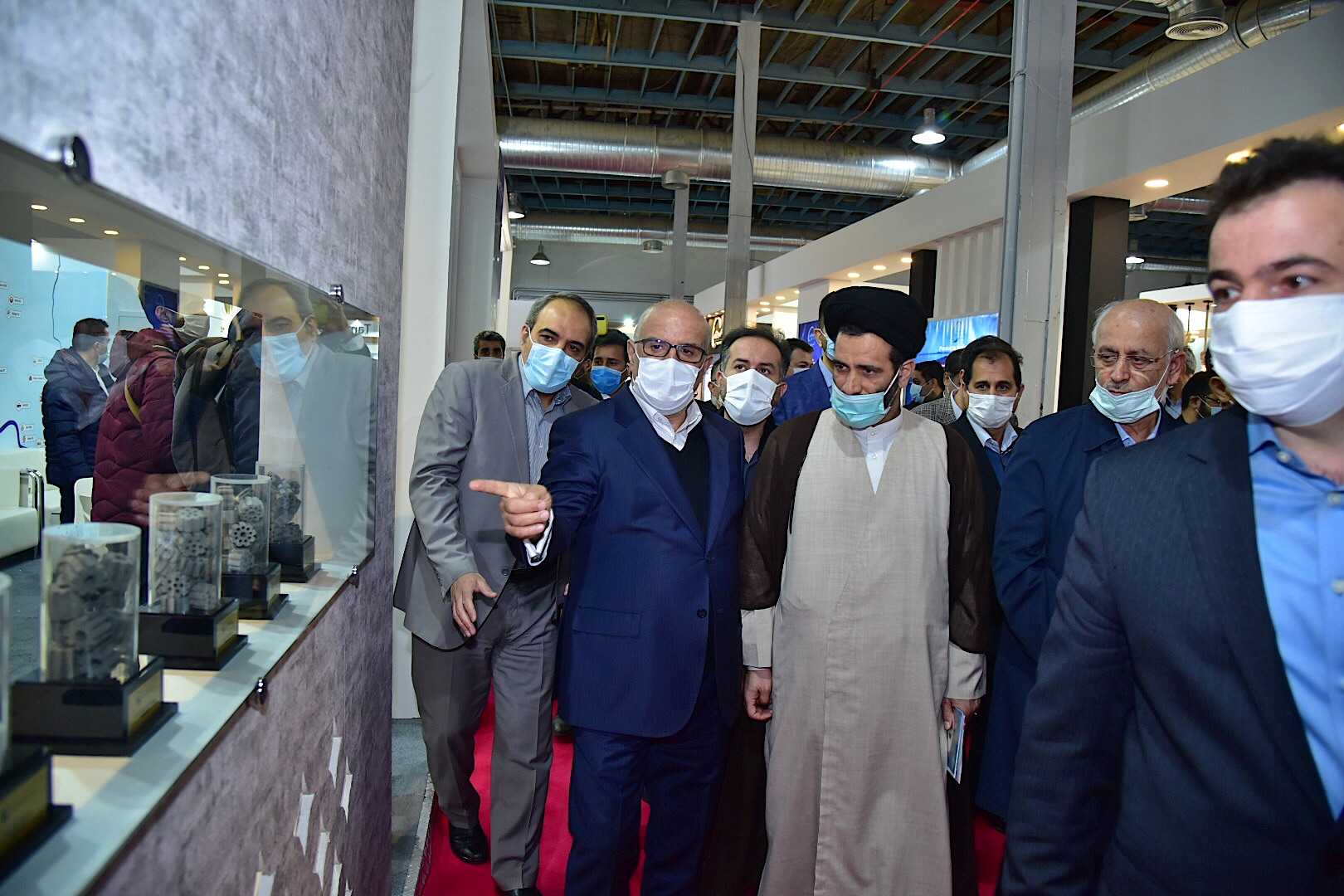 بازدید اعضای کمیسیون صنایع ومعادن مجلس شورای اسلامی از غرفه شرکت ملی صنایع پتروشیمی وسالن 14 و15 بیست وپنجمین نمایشگاه نفت 4