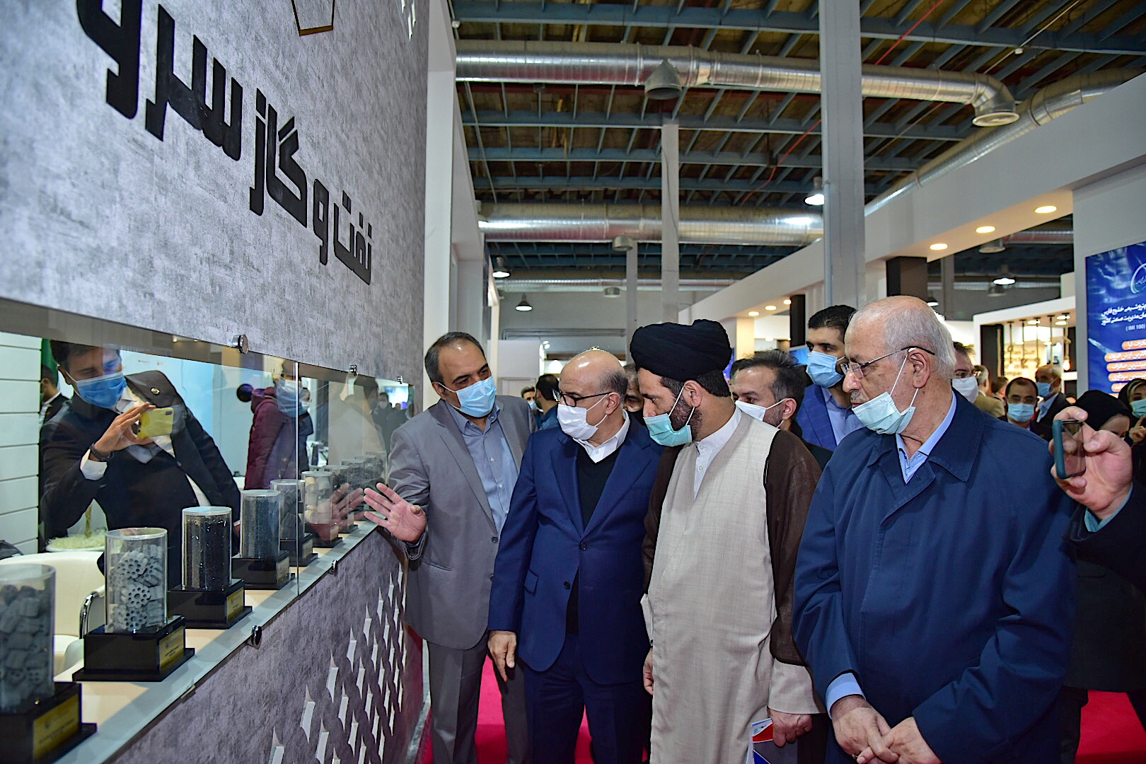 بازدید اعضای کمیسیون صنایع ومعادن مجلس شورای اسلامی از غرفه شرکت ملی صنایع پتروشیمی وسالن 14 و15 بیست وپنجمین نمایشگاه نفت 5