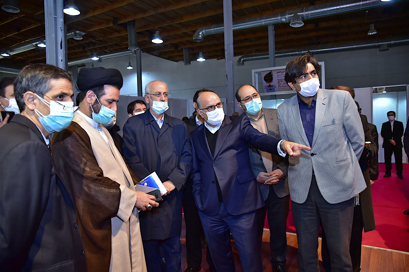 بازدید اعضای کمیسیون صنایع ومعادن مجلس شورای اسلامی از غرفه شرکت ملی صنایع پتروشیمی وسالن 14 و15 بیست وپنجمین نمایشگاه نفت 6