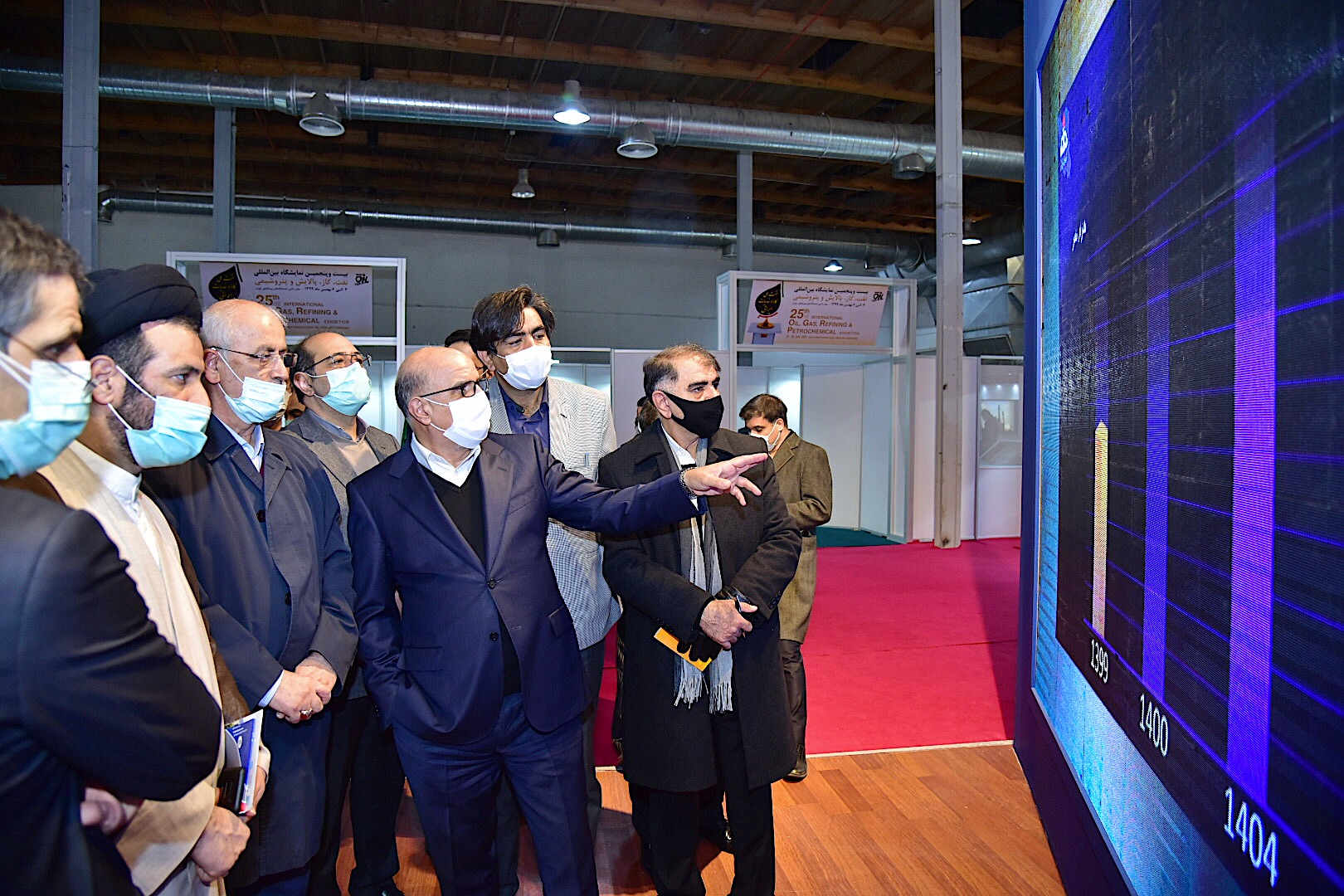 بازدید اعضای کمیسیون صنایع ومعادن مجلس شورای اسلامی از غرفه شرکت ملی صنایع پتروشیمی وسالن 14 و15 بیست وپنجمین نمایشگاه نفت 8