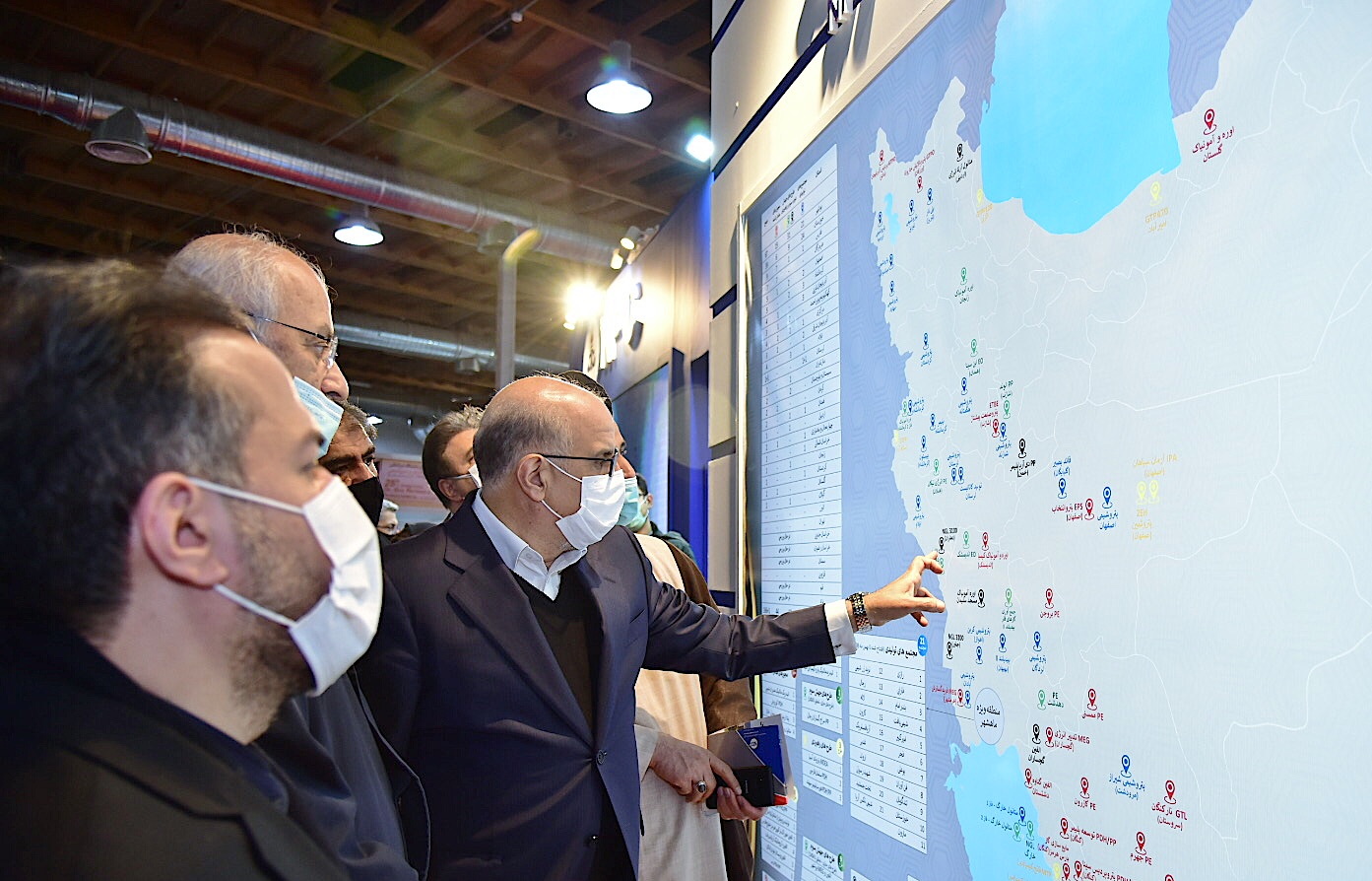 بازدید اعضای کمیسیون صنایع ومعادن مجلس شورای اسلامی از غرفه شرکت ملی صنایع پتروشیمی وسالن 14 و15 بیست وپنجمین نمایشگاه نفت 9