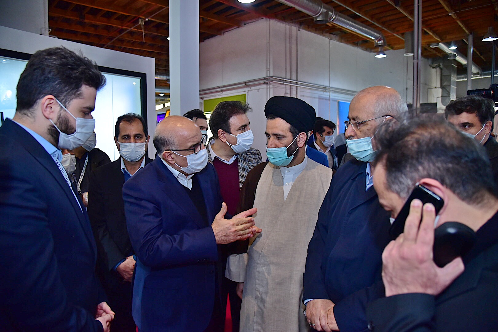 بازدید اعضای کمیسیون صنایع ومعادن مجلس شورای اسلامی از غرفه شرکت ملی صنایع پتروشیمی وسالن 14 و15 بیست وپنجمین نمایشگاه نفت 10